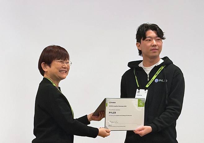 오재호 파일러 대표(오른쪽)가 '엔비디아 인셉션 스타트업 그랜드 챌린지 2025'의 파이널리스트 인증서를 받고 있다. /사진=파일러 제공