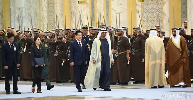 [아부다비=뉴시스] 최동준 기자 = 아랍에미리트(UAE)를 국빈 방문 중인 이재명 대통령이 18일(현지 시간) 아부다비 카사르 알 와탄 대통령궁에서 열린 공식 환영식에서 무함마드 빈 자이드 알 나흐얀 UAE 대통령과 의장대를 사열하고 있다. 2025.11.18. photocdj@newsis.com /사진=
