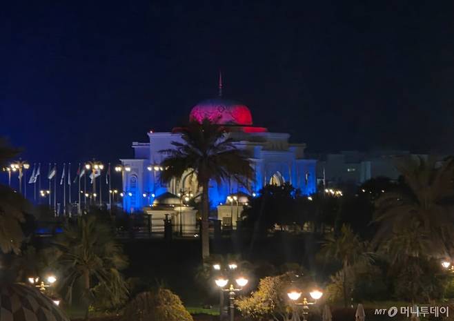 (서울=뉴스1) 허경 기자 = 17일 아랍에미리트(UAE) 아부다비 대통령궁에 이재명 대통령 국민 방문에 대한 환영으로 조명이 점등되어 있다. (대통령실 제공. 재판매 및 DB 금지) 2025.11.18/뉴스1  Copyright (C) 뉴스1. All rights reserved. 무단 전재 및 재배포,  AI학습 이용 금지. /사진=(서울=뉴스1) 허경 기자