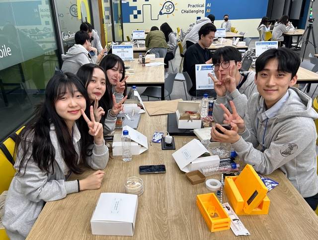 배재대 생명공학과 박신영 교수와 학생들이 ‘안경 세척장치’를 개발해 특허 등록을 마쳤다. 사진은 안경 세척장치를 연구한 학생들 모습. 배재대 제공