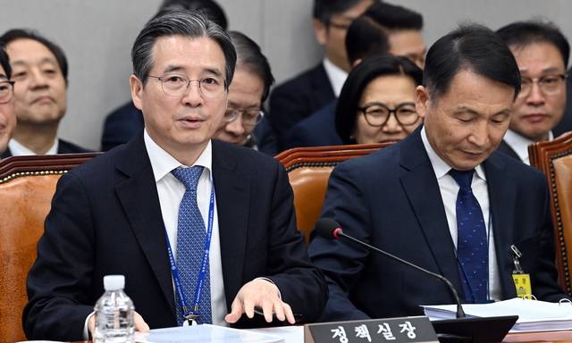 김용범(왼쪽) 대통령실 정책실장이 18일 국회에서 열린 운영위원회 전체회의에서 발언하고 있다. 곽성호기자