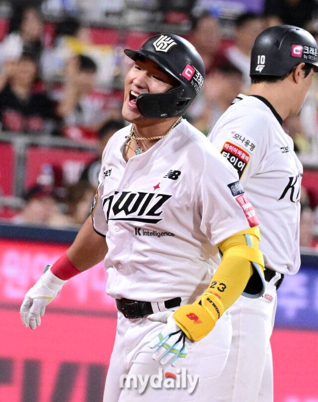 2025년 9월 4일 오후 경기도 수원KT위즈파크에서 열린 '2025 신한 SOL뱅크 KBO 리그' LG 트윈스와 KT 위즈의 경기. KT 안현민이 7회말 무사 2루서 2점 홈런을 친 뒤 기뻐하고 있다./마이데일리