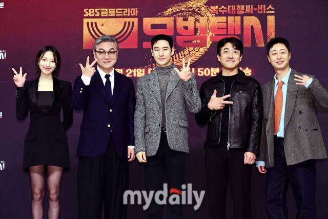 SBS 금토드라마 ‘모범택시3’ 제작발표회에서 출연진들이 포즈를 취하고 있다. (왼쪽부터 표예진, 김의성, 이제훈, 장혁진, 배유람)/마이데일리 DB