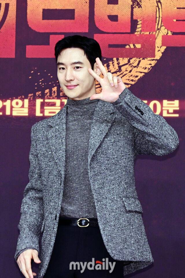 SBS 금토드라마 ‘모범택시3’ 제작발표회에서 이제훈이 포즈를 취하고 있다./마이데일리 DB