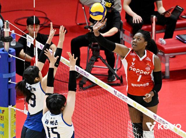 공격하는 조이./KOVO