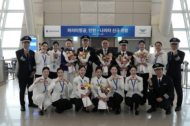 윤철민(뒷줄 오른쪽에서 다섯번째) 파라타항공 대표이사와 임직원들이 기념 촬영을 하고 있다.  [파라타항공 제공]