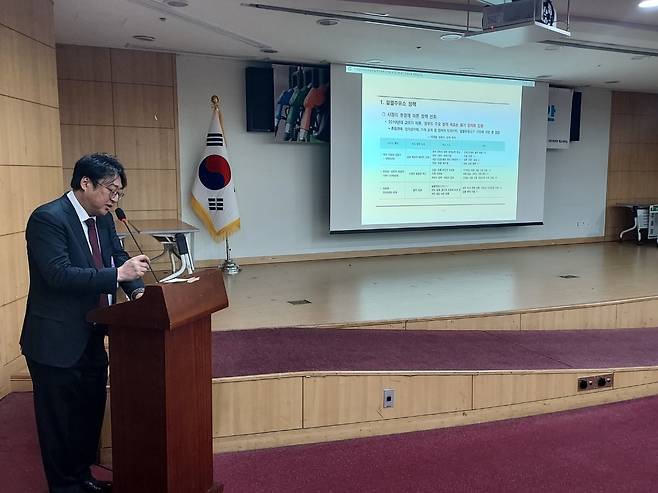 김형건 강원대 경제·통계학부 교수가 18일 서울시 여의도 국회의원회관에서 열린 ‘석유유통시장 개선 방안 : 알뜰주유소 정책의 한계와 과제’ 세미나에서 발표에 나서고 있다. 한영대 기자