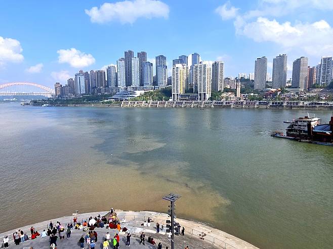 충칭 양쯔강. 또 하나의 강물이 합쳐지는 모습