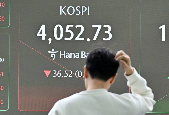 18일 코스피 지수가 미국의 기준금리 인하 속도가 둔화할 것이란 우려 등 시장의 악재가 부각되면서 하락 출발했다. 이날 서울 중구 하나은행 딜링룸 전광판에 코스피 지수가 오전 9시 2분 기준 코스피 지수가 전 거래일보다 36.52포인트 하락한 4052.73포인트를 나타내고 있다. 임세준 기자