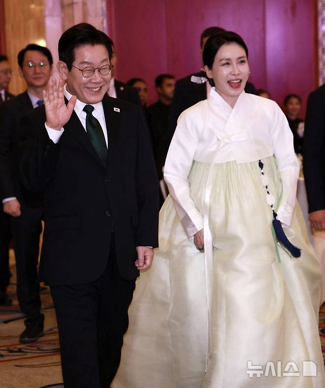 [아부다비=뉴시스] 최동준 기자 = 남아공 G20 정상회의 참석 차 아랍에미리트(UAE)를 국빈 방문한 이재명 대통령과 김혜경 여사가 17일(현지 시간) 아부다비의 한 호텔에서 열린 동포 만찬 간담회에 입장하고 있다. 2025.11.18. photocdj@newsis.com