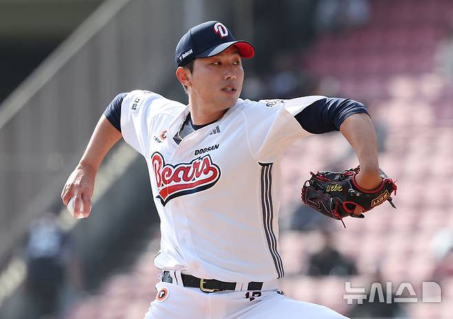 [서울=뉴시스] 김금보 기자 = 14일 오후 서울 송파구 잠실야구장에서 열린 2025 프로야구 두산 베어스와 KIA 타이거즈의 시범경기, 7회초 두산 홍건희가 공을 던지고 있다. 2025.03.14. kgb@newsis.com