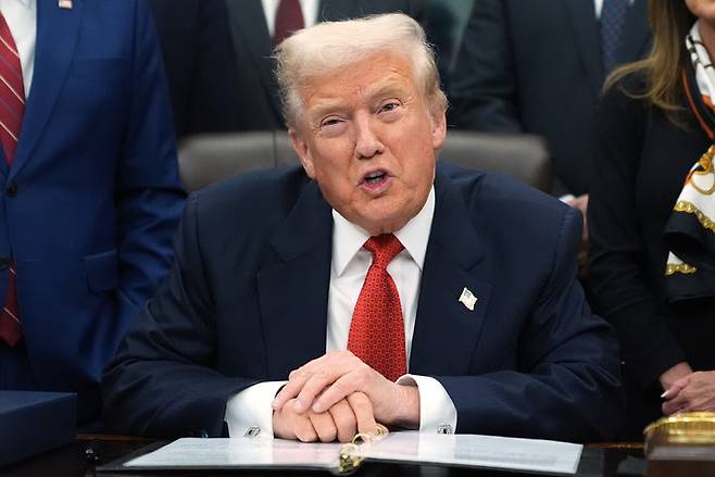 [워싱턴=AP/뉴시스] 도널드 트럼프 미국 대통령이 BBC의 '연설 짜깁기 보도' 논란 관련 BBC에 최대 50억 달러(7조3000억여원)을 청구하는 소송 제기를 예고한 가운데, BBC 현직 회장이 정면 대응 방침을 재확인했다.. 2025.11.18.