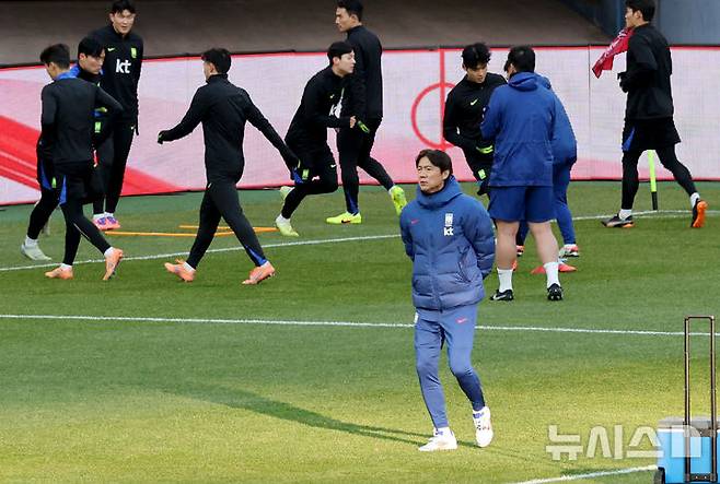 [서울=뉴시스] 김진아 기자 = 대한민국 축구대표팀 홍명보 감독이 가나와의 A매치 평가전을 앞두고 17일 서울 마포구 서울월드컵경기장에서 열린 공식훈련을 지켜보고 있다. 2025.11.17. bluesoda@newsis.com