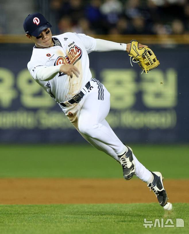 [서울=뉴시스] 고범준 기자 = 8일 서울 송파구 잠실야구장에서 열린 2025 KBO리그 한화 이글스와 두산 베어스의 경기, 7회초 1사 두산 유격수 박준영이 한화 황영묵의 타구를 놓치며 1루에 송구하고 있다. 2025.04.08. bjko@newsis.com