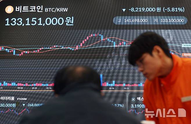 [서울=뉴시스] 김진아 기자 = 비트코인이 하락을 거듭하며 7개월 만에 9만 달러선이 붕괴한 18일 서울 강남구 빗썸라운지에 설치된 전광판에 비트코인 시세가 나오고있다. 암호화폐 시황 중계 사이트 코인마켓캡에 따르면 17일 오후 10시 30분(미 동부 시간·한국 시간 18일 오후 12시 30분)께 비트코인은 24시간 전보다 5.65% 급락한 8만9997달러를 기록하고 있다. 2025.11.18. bluesoda@newsis.com
