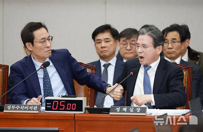 [서울=뉴시스] 고승민 기자 = 김용범 대통령비서실 정책실장이 18일 서울 여의도 국회에서 열린 운영위원회 전체회의에서 김은혜 국민의힘 의원의 전세 관련 질의를 듣던 중 가족이 언급되자 격노하고 있다. 옆에 있던 우상호 정무수석이 만류하고 있다. 2025.11.18. kkssmm99@newsis.com