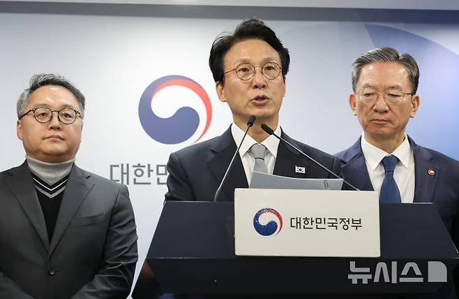 [서울=뉴시스] 김명원 기자 = 김민석 국무총리가 18일 서울 종로구 정부서울청사에서 열린 '론스타' ISDS 취소 신청 관련 긴급 브리핑에서 정부는 오늘 오후 3시 22분경 미국 동부 시간으로는 새벽 1시 22분경에 미국 워싱턴 D.C.에 있는 국제투자분쟁해결센터(ICSID)의 론스타 ISDS 취소위원회로부터 대한민국 승소 결정을 선고받았다고 발표하고있다.  2022년 8월 중재판정부는 론스타 주장 중 일부를 인정해 청구 금액 46억8000만 달러 중 4.6%인 2억1650만 달러(약 2761억원)를 배상하라고 판정했고, 정부는 같은해 10월 중재판정부가 배상원금을 과다 산정했고 이자의 중복계산 등이 있다며 정정신청을 제기했다. 중재판정부는 약 반 년 만인 지난 5월 이를 전부 인용하면서 우리 정부가 물어야 할 배상금이 6억원 가량 감액됐다. 론스타 측은 2023년 7월 한-벨 BIT의 적용범위 및 관할에 대한 판단 오류(월권) 등을 이유로 중재판정부 판정에 취소신청을 제기했고, 법무부도 'ICSID 협약상 취소사유에 해당하는 법리상 문제점을 발견했다'며 취소신청을 제기했다. 2025.11.18. kmx1105@newsis.com