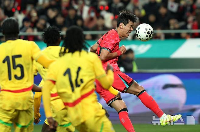[서울=뉴시스] 홍효식 기자 = 18일 오후 서울 마포구 서울월드컵경기장에서 열린 축구 국가대표팀 평가전 대한민국과 가나의 경기, 권혁규가 헤딩하고 있다. 2025.11.18. yesphoto@newsis.com