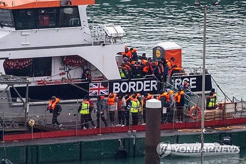 영국 국경수비대 선박의 이주민들 [로이터 연합뉴스 자료사진]