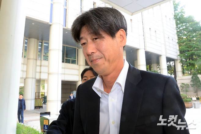 대장동 개발 비리 의혹 사건에 연루돼 특정경제범죄 가중처벌법상 배임 등 혐의로 기소된 남욱 변호사가 31일 서울 서초구 서울중앙지방법원에서 열린 1심 선고공판에 출석하고 있다. 황진환 기자