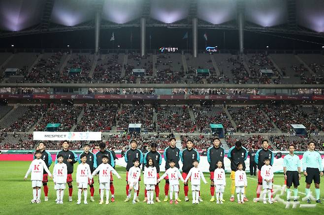 10월 14일 서울 상암동 서울월드컵경기장에서 열린 축구 국가대표팀 친선경기 대한민국과 파라과이의 경기에서 관중석 곳곳이 비어 있다. 류영주 기자