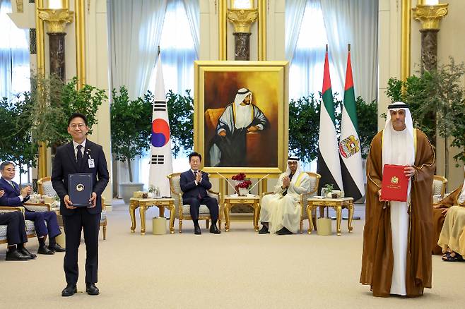 배경훈 부총리 겸 과학기술정보통신부 장관과 아랍에미리트(UAE) 칼둔 아부다비 행정청장이 18일(현지시간) 아부다비 대통령궁에서 이재명 대통령과 무함마드 빈 자이드 알 나흐얀 UAE 대통령이 참석한 가운데 전략적 AI 협력 프레임워크 MOU를 체결한 뒤 기념촬영을 하고 있다. 연합뉴스
