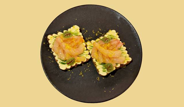 레몬과 버터로 만든 커드소스 위에 동해에서 잡은 단새우 살만 올린 단새우 토스트.