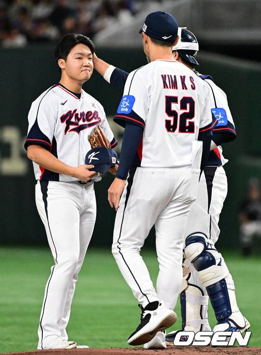[OSEN=도쿄(일본), 조은정 기자] 16일 오후 일본 도쿄돔에서  ‘2025 NAVER K-BASEBALL SERIES’ 대한민국과 일본의 2차전 경기가 열렸다.한국은 정우주, 일본은 카네마루 유메토를 선발투수로 내세웠다.2회초 무사 1,2루에서 마운드를 방문한 대한민국 김광삼 코치가 정우주와 이야기를 나누고 있다. 2025.11.16 /cej@osen.co.kr