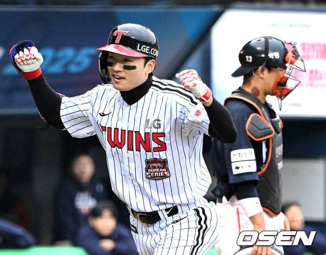 [OSEN=잠실, 이대선 기자] 26일 오후 서울 잠실야구장에서 2025 신한 SOL Bank KBO리그 포스트시즌 한국시리즈 1차전 LG 트윈스와 한화 이글스의 경기가 열렸다.LG는 앤더스 톨허스트, 한화는 문동주를 선발 투수로 내세웠다.5회말 무사에서 LG 박해민이 우월 솔로 홈런을 치고 환호하고 있다. 2025.10.26 /sunday@osen.co.kr
