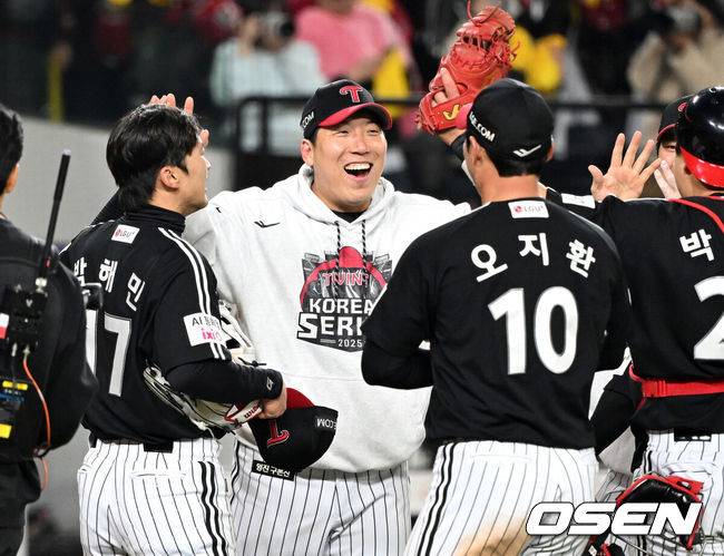 [OSEN=대전, 이대선 기자] 프로야구 LG 트윈스가 9회에만 6점을 올리는 극적인 역전승을 거두고 한국시리즈 승기를 잡았다. LG는 30일 대전 한화생명볼파크에서 열린 2025 신한 SOL뱅크 KBO 한국시리즈 4차전 한화 이글스와의 경기에서 7-4로 승리했다. 이날 승리로 LG는 시리즈 전적 3승 1패를 선점했다. 한국시리즈 우승까지는 단 1승이 남았다. 경기 종료 후 LG 김현수가 동료들과 승리의 기쁨을 나누고 있다. 2025.10.30 /sunday@osen.co.kr