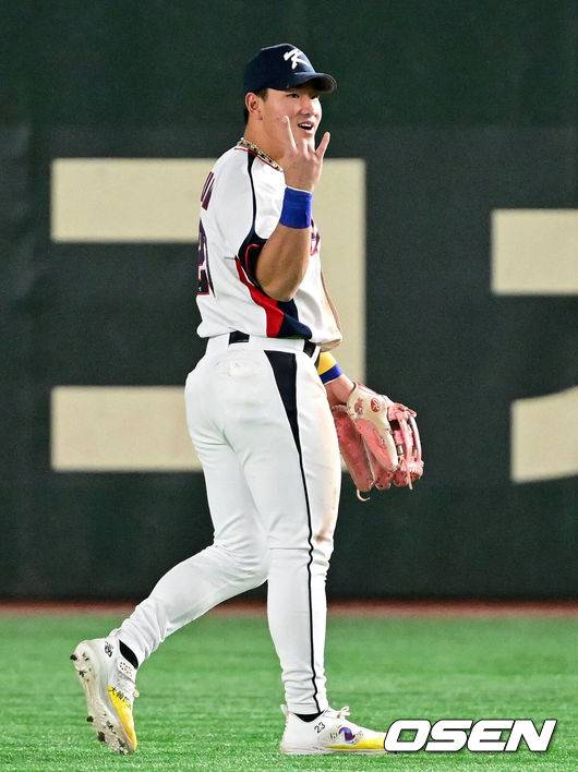 [OSEN=도쿄(일본), 조은정 기자] 16일 오후 일본 도쿄돔에서  ‘2025 NAVER K-BASEBALL SERIES’ 대한민국과 일본의 2차전 경기가 열렸다.한국은 정우주, 일본은 카네마루 유메토를 선발투수로 내세웠다.7회초 1사에서 대한민국 안현민이 일본 니시카와 미쇼를 외야플라이로 처리하고 사인을 보내고 있다. 2025.11.16 /cej@osen.co.kr