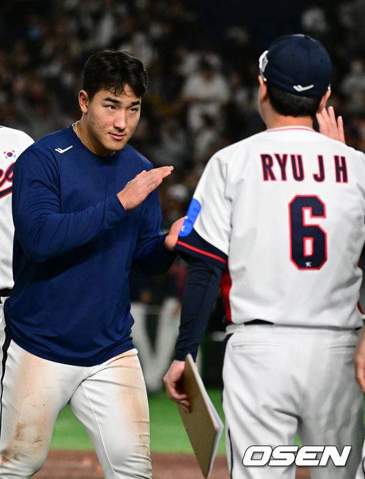 [OSEN=도쿄(일본), 조은정 기자] 한국 야구 대표팀이 극적인 무승부를 거두며 한일전 연패를 10연패에서 막았다.&nbsp;한국은 16일 일본 도쿄도 도쿄돔에서 열린 ‘2025 NAVER K-BASEBALL SERIES’ 일본과의 2차전에서 7-7 무승부를 거뒀다. 2연전 시리즈 1무 1패를 기록한&nbsp;한국은 2015년 프리미어12 준결승전 4-3 승리 이후 성인 대표팀 기준(아시안게임 제외) 한일전에서 10연패를 기록했지만 처음으로 무승부를 만드는데 성공했다.안현민이 경기 종료 후 류지현 감독과 하이파이브를 하고 있다. 2025.11.16 /cej@osen.co.kr