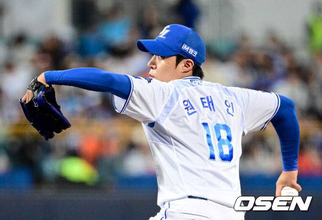 [OSEN=대구, 조은정 기자]22일 대구 삼성라이온즈파크에서 2025 신한 SOL Bank KBO리그 포스트시즌 플레이오프 4차전 삼성 라이온즈와 한화 이글스의 경기가 열렸다.홈팀 삼성은 원태인, 방문팀 한화는 정우주를 선발로 내세웠다.1회초 삼성 원태인이 역투하고 있다. 2025.10.22 /cej@osen.co.kr