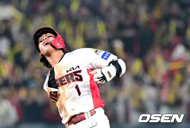[OSEN=광주, 최규한 기자] 28일 광주 기아챔피언스필드에서 ‘2024 신한 SOL뱅크 KBO 한국시리즈’ 5차전 KIA 타이거즈와 삼성 라이온즈의 경기가 열렸다.KIA는 양현종, 삼성은 이승현를 선발 투수로 내세웠다.8회말 1사 1루 상황 KIA 박찬호가 달아나는 왼쪽 1타점 2루타를 날리고 2루에 안착해 기뻐하고 있다. 2024.10.28 / dreamer@osen.co.kr