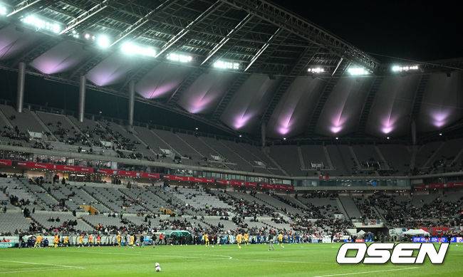 [OSEN=서울월드컵경기장, 이대선 기자] 홍명보 감독이 이끄는 대한민국 축구대표팀이 18일 오후 서울월드컵경기장에서 아프리카 강호 가나와 평가전을 가졌다.홍명보호의 2025년의 끝을 장식할 경기다. 내달 2026 국제축구연맹(FIFA) 북중미 월드컵 조 추첨을 앞두고 열리는 마지막 평가전이기도 하다. 현재 한국은 가나전 결과와 상관없이 사실상 월드컵 포트 2가 확정된 상태다. 아프리카 예선을 뚫고 북중미행에 성공한&nbsp;가나는 FIFA 랭킹 73위다.&nbsp;22위 한국보다는 51계단&nbsp;낮다. 하지만 통산 전적에서 4승 3패로 한국보다 우위다.&nbsp;경기 시작 20분전 비어 있는 서울월드컵경기장 관중석. 2025.11.18 /sunday@osen.co.kr