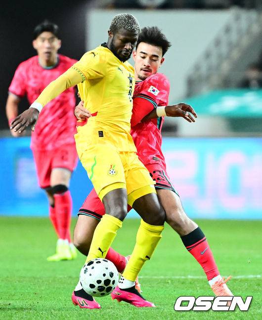 [OSEN=서울월드컵경기장, 지형준 기자] 홍명보 감독이 이끄는 대한민국 축구대표팀이 18일 오후 서울월드컵경기장에서 아프리카 강호 가나와 평가전을 가졌다.홍명보호의 2025년의 끝을 장식할 경기다. 내달 2026 국제축구연맹(FIFA) 북중미 월드컵 조 추첨을 앞두고 열리는 마지막 평가전이기도 하다. 현재 한국은 가나전 결과와 상관없이 사실상 월드컵 포트 2가 확정된 상태다. 아프리카 예선을 뚫고 북중미행에 성공한 가나는 FIFA 랭킹 73위다. 22위 한국보다는 51계단 낮다. 하지만 통산 전적에서 4승 3패로 한국보다 우위다. 전반 대한민국 카스트로프가 수비를 하고 있다. 2025.11.18 /jpnews@osen.co.kr