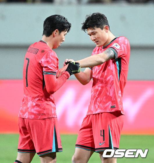 [OSEN=서울월드컵경기장, 이대선 기자] 홍명보 감독이 이끄는 대한민국 축구대표팀이 18일 오후 서울월드컵경기장에서 아프리카 강호 가나와 평가전을 가졌다.홍명보호의 2025년의 끝을 장식할 경기다. 내달 2026 국제축구연맹(FIFA) 북중미 월드컵 조 추첨을 앞두고 열리는 마지막 평가전이기도 하다. 현재 한국은 가나전 결과와 상관없이 사실상 월드컵 포트 2가 확정된 상태다. 아프리카 예선을 뚫고 북중미행에 성공한 가나는 FIFA 랭킹 73위다. 22위 한국보다는 51계단 낮다. 하지만 통산 전적에서 4승 3패로 한국보다 우위다. 후반 대한민국 손흥민이교체되며 김민재에게 주장 완장을 건네고 있다. 2025.11.18 /sunday@osen.co.kr