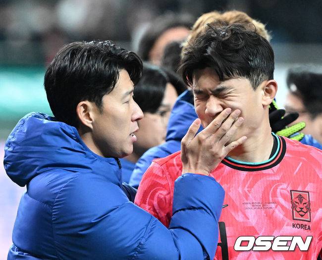 [OSEN=서울월드컵경기장, 이대선 기자] 홍명보호가 어려운 경기 끝에 2025년 마지막 A매치를 승리로 장식했다.홍명보 감독이 이끄는 한국 축구대표팀은 18일 오후 8시 서울월드컵경기장에서 열린&nbsp;11월 A매치 두 번째 친선경기에서&nbsp;'아프리카 강호' 가나를 상대로 1-0 승리했다.내달 2026 국제축구연맹(FIFA) 북중미 월드컵 조 추첨을 앞두고 열리는 마지막 평가전이었다.&nbsp;한국은 가나까지 잡아내면서 사상 최초로&nbsp;월드컵 포트 2를 확정하게 됐다.경기 종료 후 대한민국 손흥민이 관중석을 향해 인사를 하며 김민재와 장난을 치고 있다. 2025.11.18 /sunday@osen.co.kr