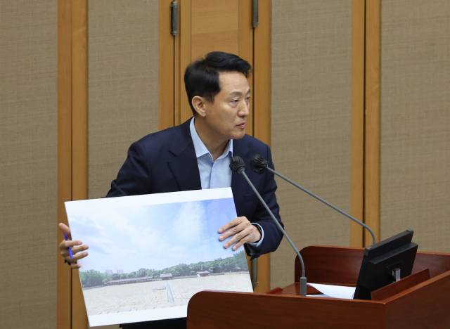 ▲오세훈 서울시장이 18일 서울 중구 서울시의회에서 열린 제333회 정례회 시정질문에 참석, 질의에 답하고 있다. 손에는 이날 공개한 이미지. ⓒ연합뉴스