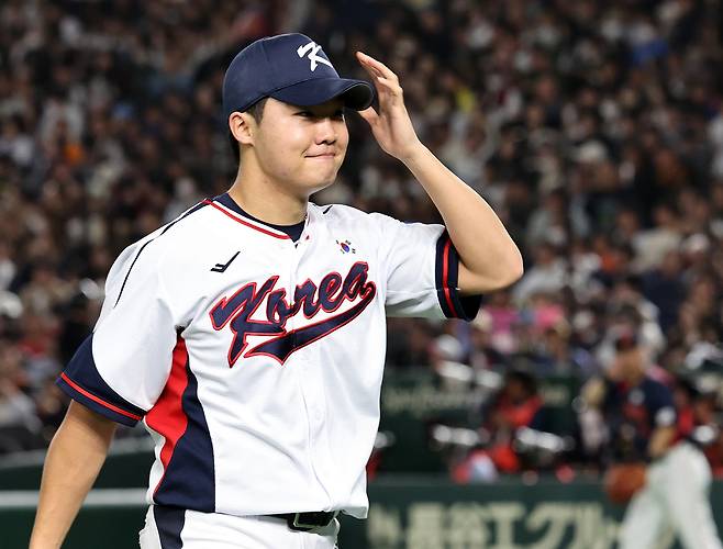 지난 16일 일본 도쿄돔에서 열린 월드베이스볼클래식(WBC) 대비 평가전 '2025 케이 베이스볼 시리즈(K-BASEBALL SERIES)' 일본과의 2차전 경기. 대한민국 선발투수 정우주가 1회 이닝을 삼자범퇴로 막은 뒤 더그아웃으로 향하고 있다. 뉴스1