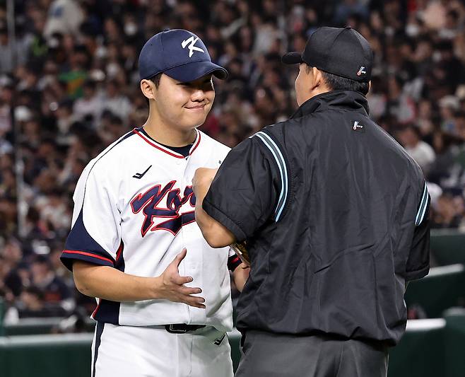 지난 16일 일본 도쿄돔에서 열린 월드베이스볼클래식(WBC) 대비 평가전 '2025 케이 베이스볼 시리즈(K-BASEBALL SERIES)' 일본과의 2차전 경기. 대한민국 선발투수 정우주가 글러브 점검을 받고 있다. 뉴스1
