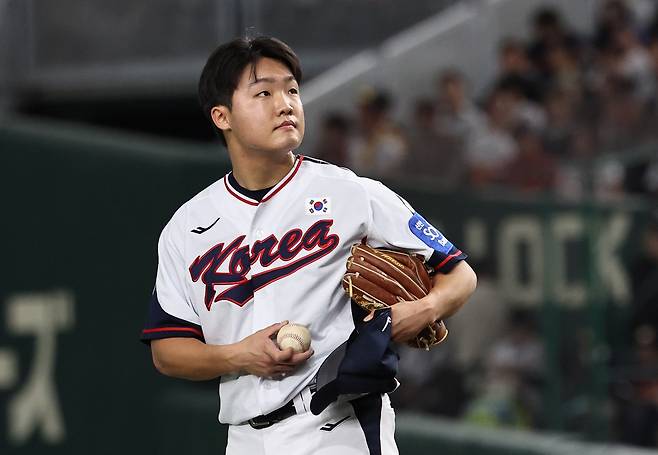 지난 16일 일본 도쿄돔에서 열린 월드베이스볼클래식(WBC) 대비 평가전 '2025 케이 베이스볼 시리즈(K-BASEBALL SERIES)' 일본과의 2차전 경기. 2회초 무사 1루 상황때 송구실책을 범한 대한민국 선발투수 정우주가 숨을 고르고 있다. 뉴스1