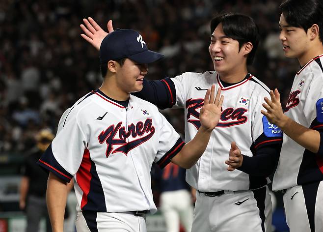 지난 16일 일본 도쿄돔에서 열린 월드베이스볼클래식(WBC) 대비 평가전 '2025 케이 베이스볼 시리즈(K-BASEBALL SERIES)' 일본과의 2차전 경기. 대한민국선발투수 정우주가 2회말 일본 공격 2사 2,3루 위기를 넘긴 뒤 더그아웃으로 향하며 원태인, 문동주에게 격려받고 있다. 뉴스1