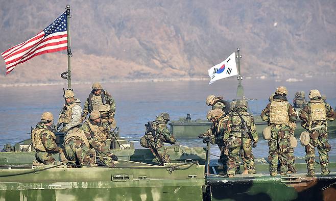 한·미 장병들이 도하훈련 도중 부교를 설치하는 작업을 하고 있다. 세계일보 자료사진