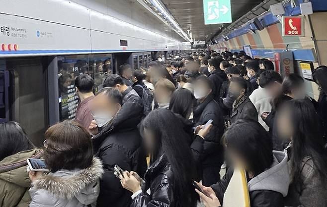 지하철을 타고 출근 중인 직장인들. 연합뉴스