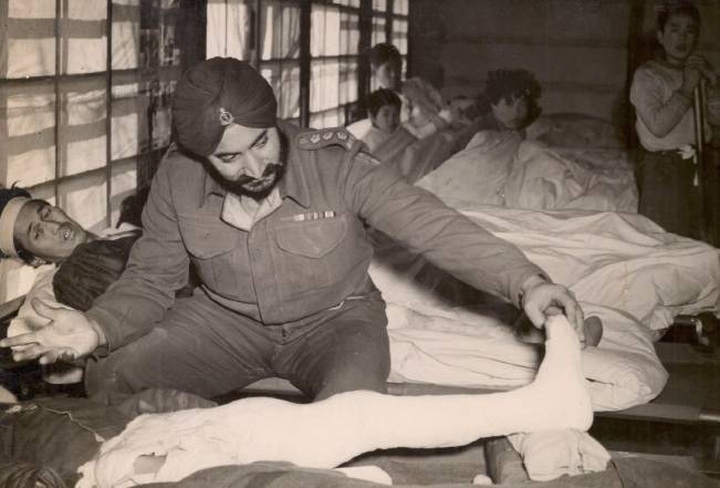 6·25 전쟁 당시 인도 의료진이 한국 환자들을 진료하는 모습. 인도는 전쟁 기간 연인원&nbsp;627명의 의료 인력을 한국에 보내 다치거나 병든 군인&nbsp;및 민간인 22만명 이상을 치료했다. 전쟁기념사업회 제공&nbsp;