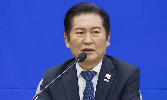 더불어민주당 정청래 대표가 18일 국회에서 열린 전국기초·광역의회의원협의회 간담회에 참석해 인사말을 하고 있다. 연합뉴스