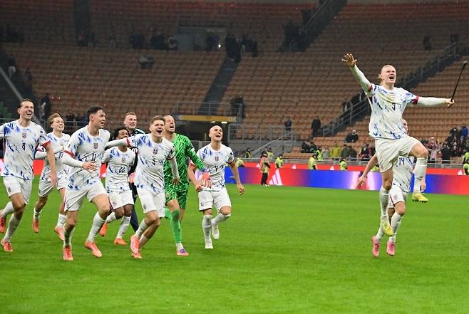 엘링 홀란(오른쪽) 등 노르웨이 선수들이 17일(한국시간) 이탈리아 밀라노의 주세페 메차 스타디움에서 열린 2026 북중미월드컵 유럽 예선 조별리그 I조 최종 8차전 이탈리아와의 원정 경기에서 4-1로 승리하며 28년 만의 본선행을 확정한 뒤 환호하고 있다. 밀라노 신화 연합뉴스