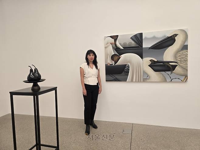 프랑스 작가 줄리 커티스가 서울 강남구 화이트 큐브 서울에 전시된 작품 ‘두 요람’ 앞에 서 있다. 그는 이번 전시를 통해 출산이라는 개인적 경험을 예술로 표현해 냈다.