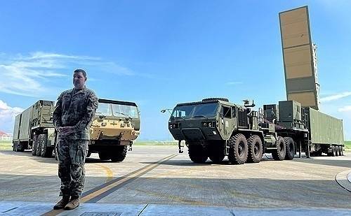 2025년 9월 일본 야마구치현 소재 이와쿠니 미국 해병대 비행장에서 열린 언론 행사에서 미국 해병대 관계자가 지상 발사 중거리미사일 시스템 ‘타이폰’을 기자들에게 소개하고 있다. 로이터 연합뉴스